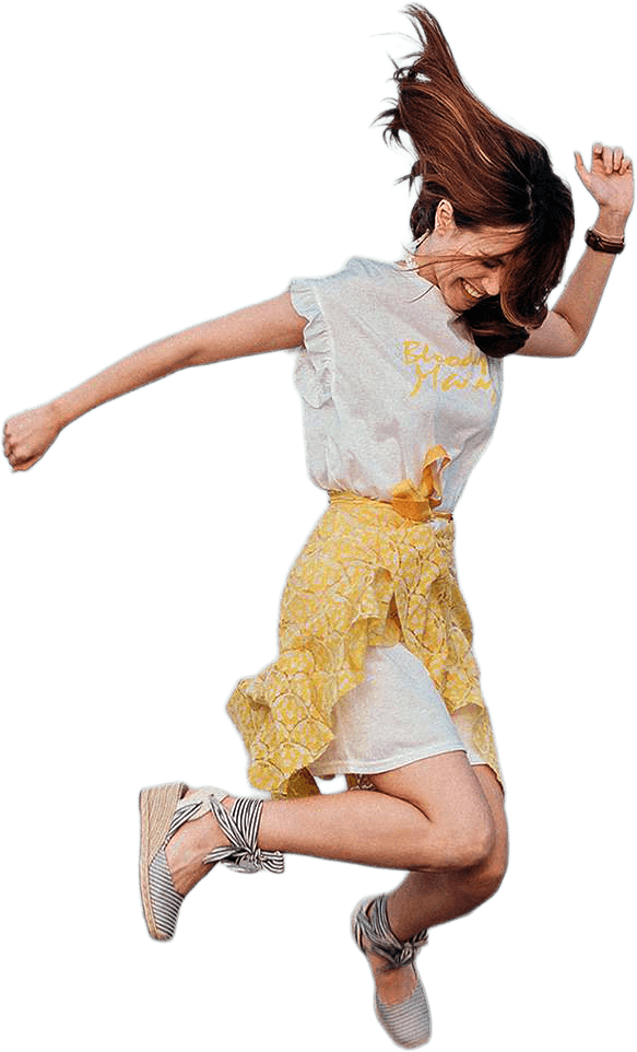 Glad kvinne som hopper og jubler