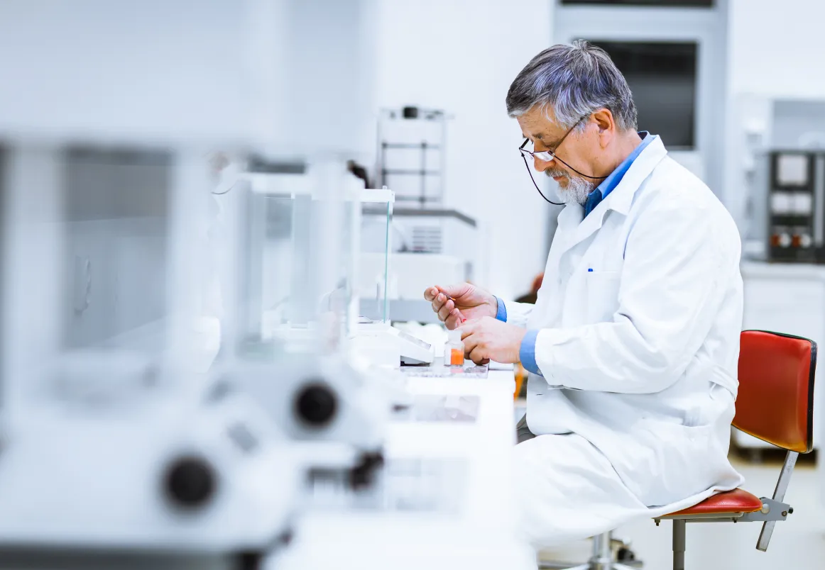 Forsker i laboratorie